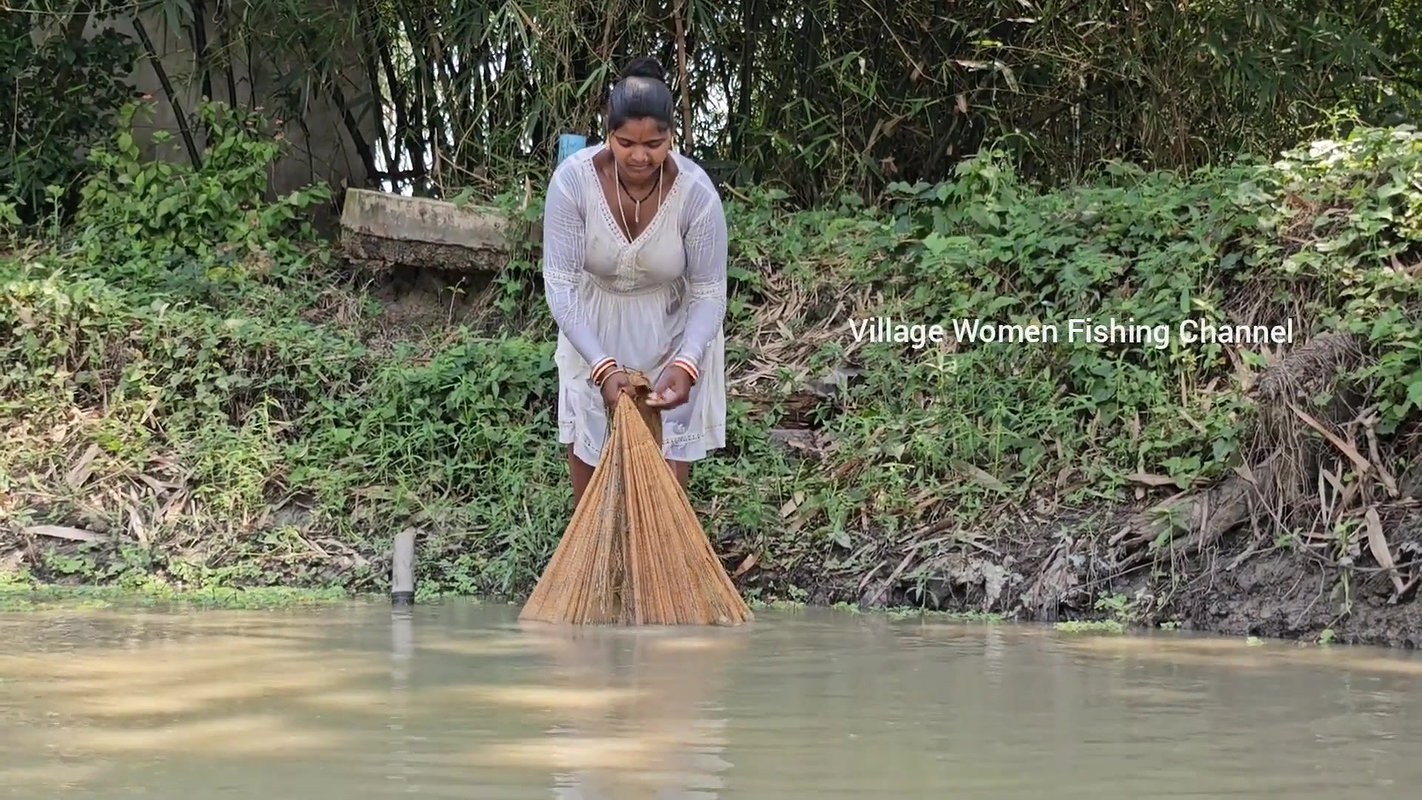 x Amazing Village Women Net Fishing for Big Carp Fis