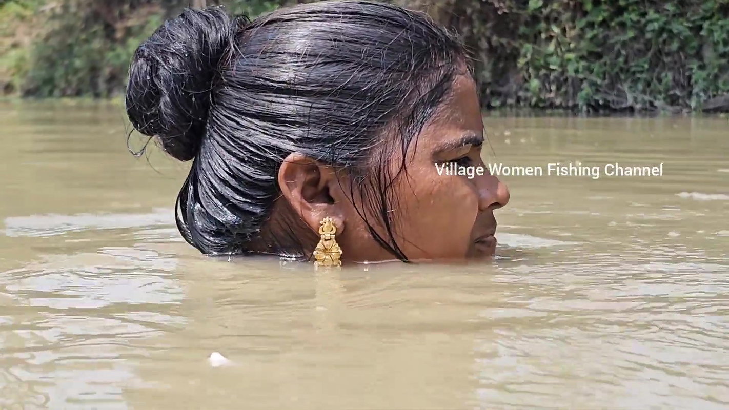 x Amazing Village Women Net Fishing for Big Carp Fis