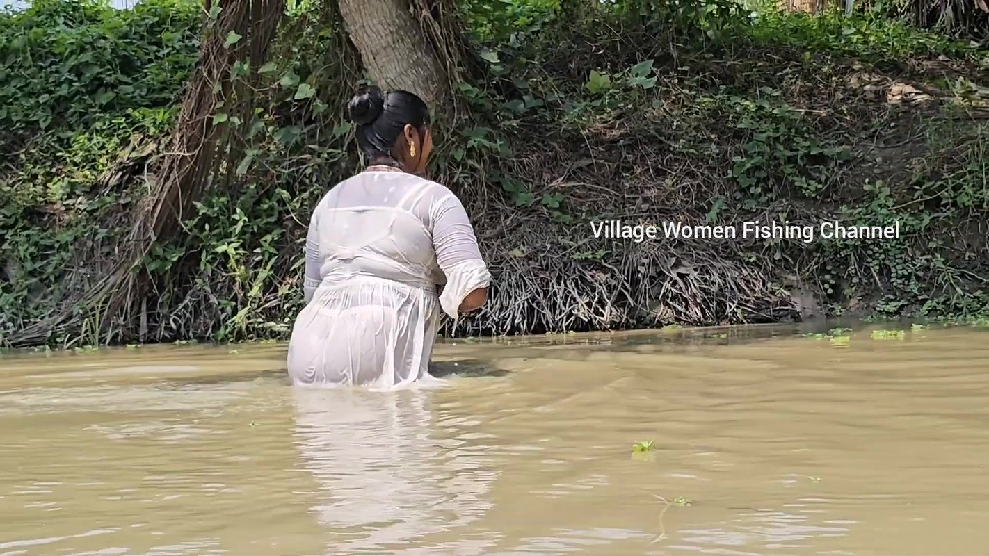x Amazing Village Women Net Fishing for Big Carp Fis