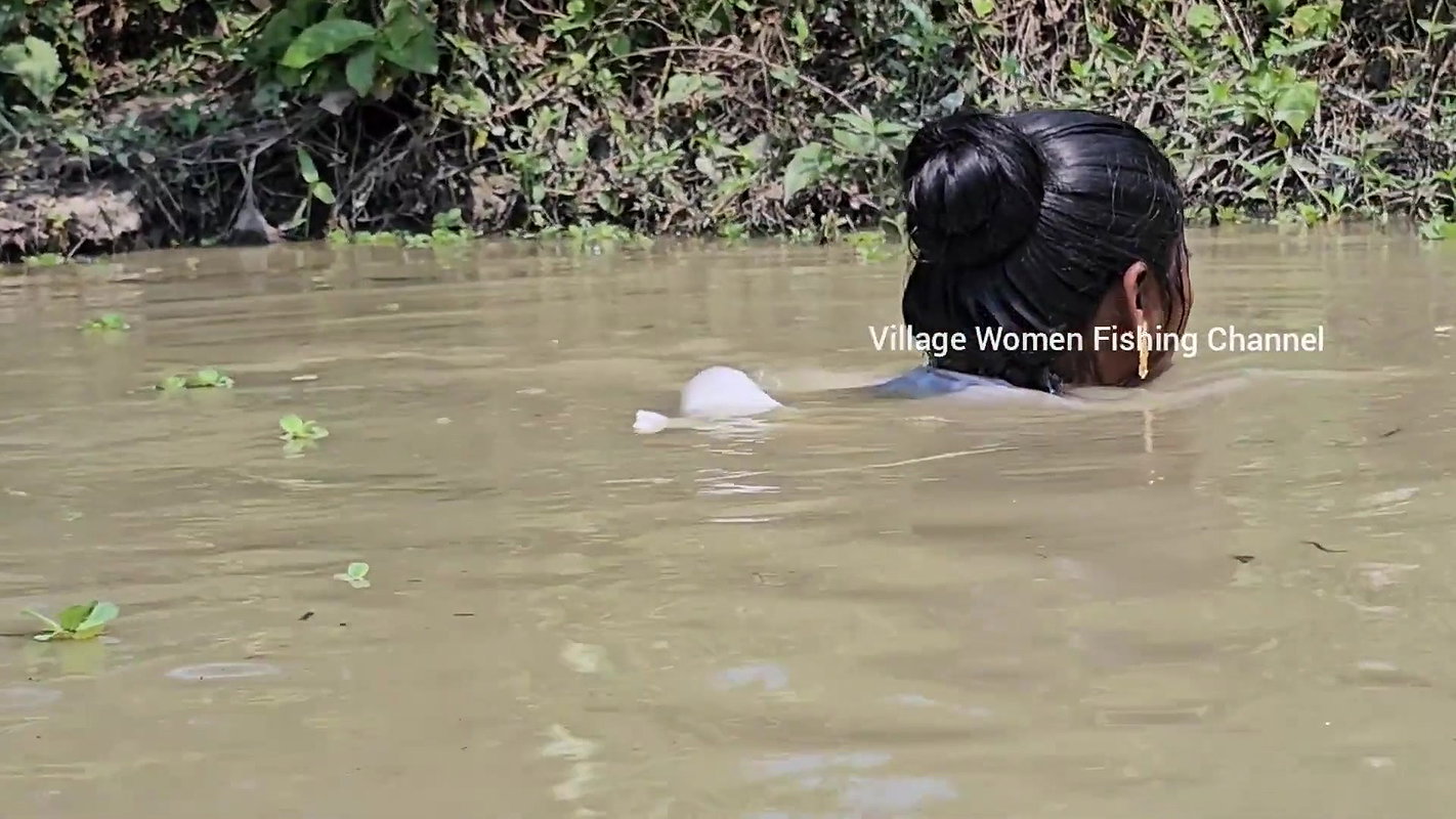 x Amazing Village Women Net Fishing for Big Carp Fis