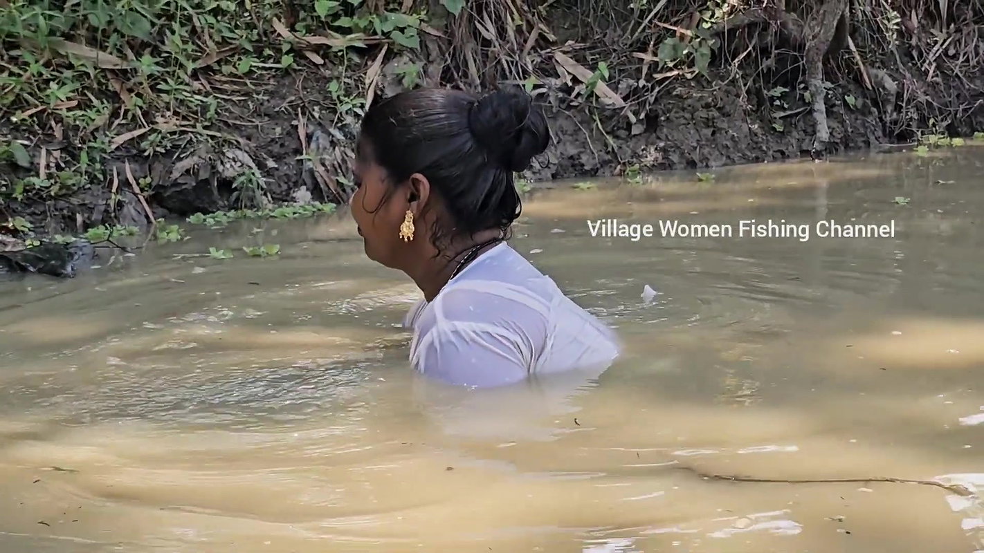 x Amazing Village Women Net Fishing for Big Carp Fis