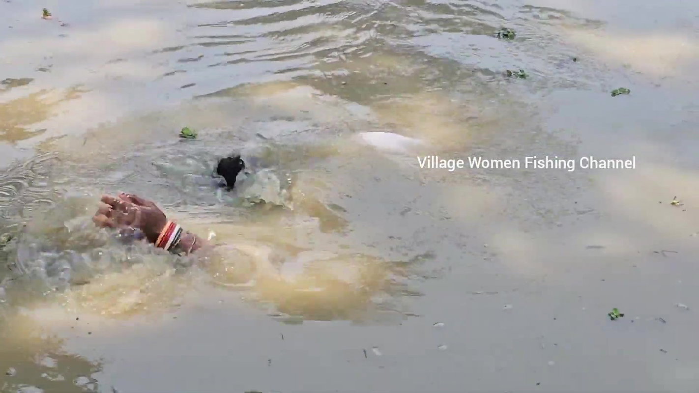 x Amazing Village Women Net Fishing for Big Carp Fis