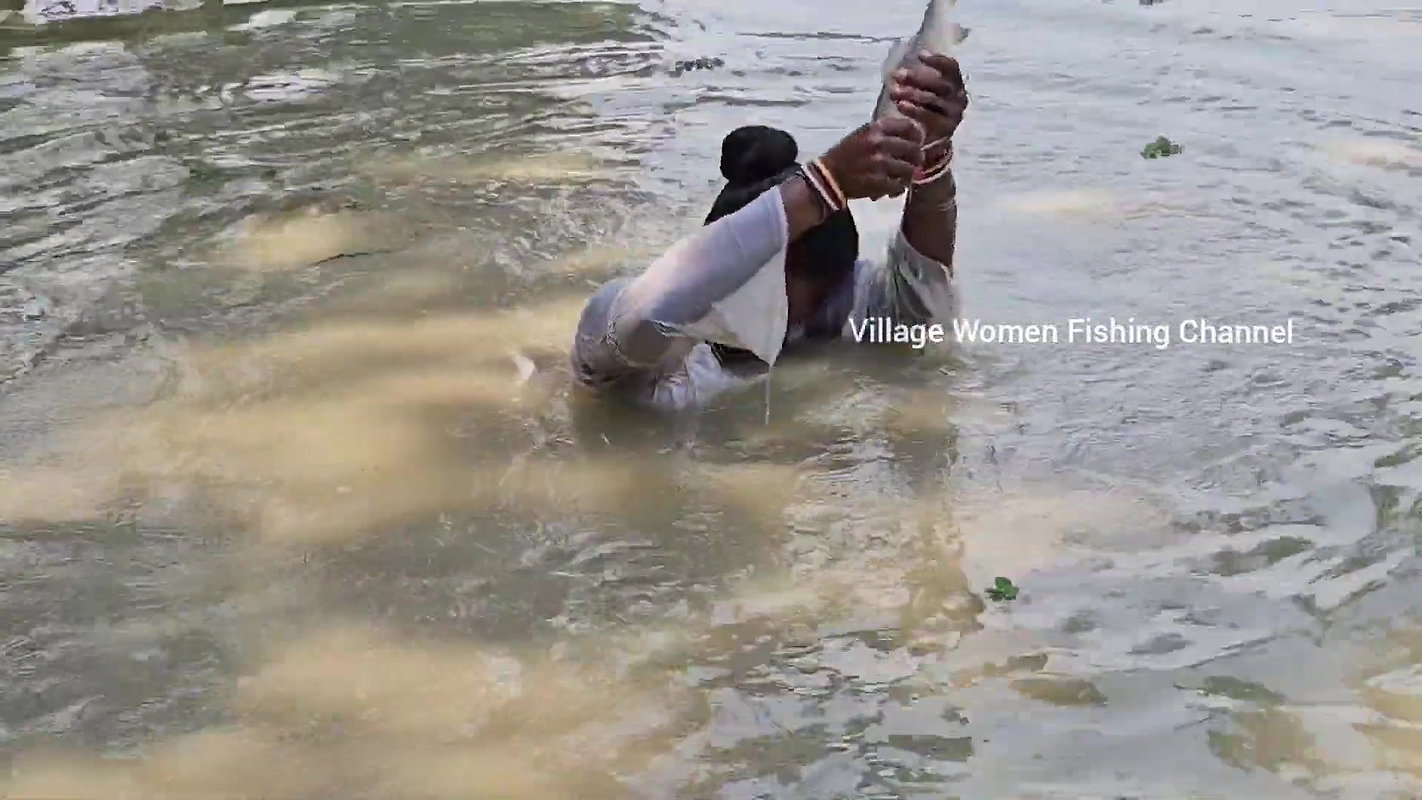 x Amazing Village Women Net Fishing for Big Carp Fis