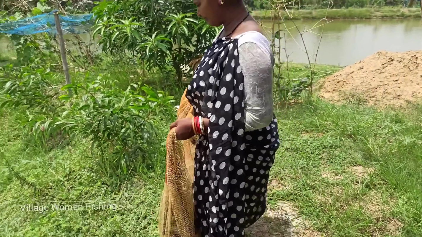 Amazing village women net fishing video   Mouni fi