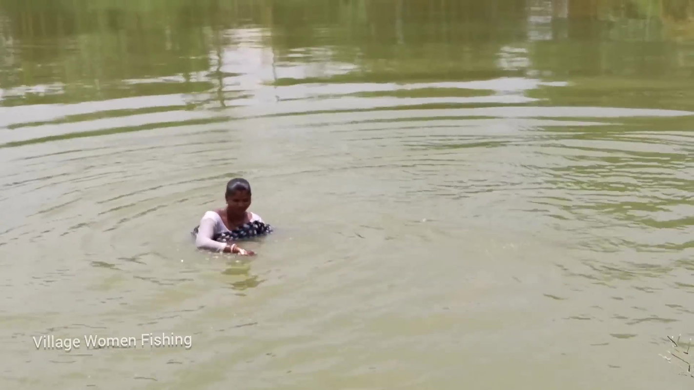 Amazing village women net fishing video   Mouni fi