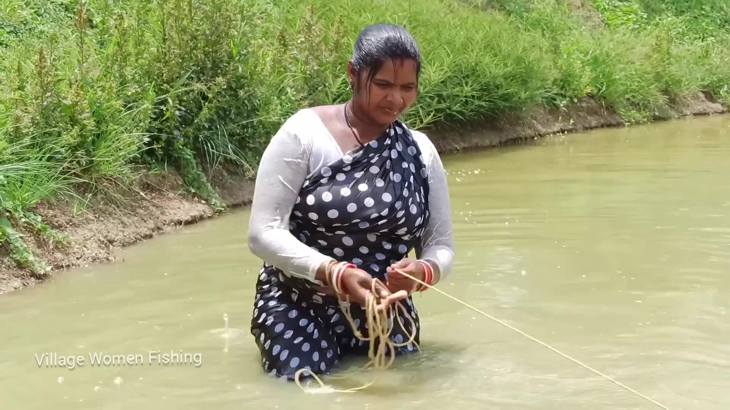 Amazing village women net fishing video   Mouni fi
