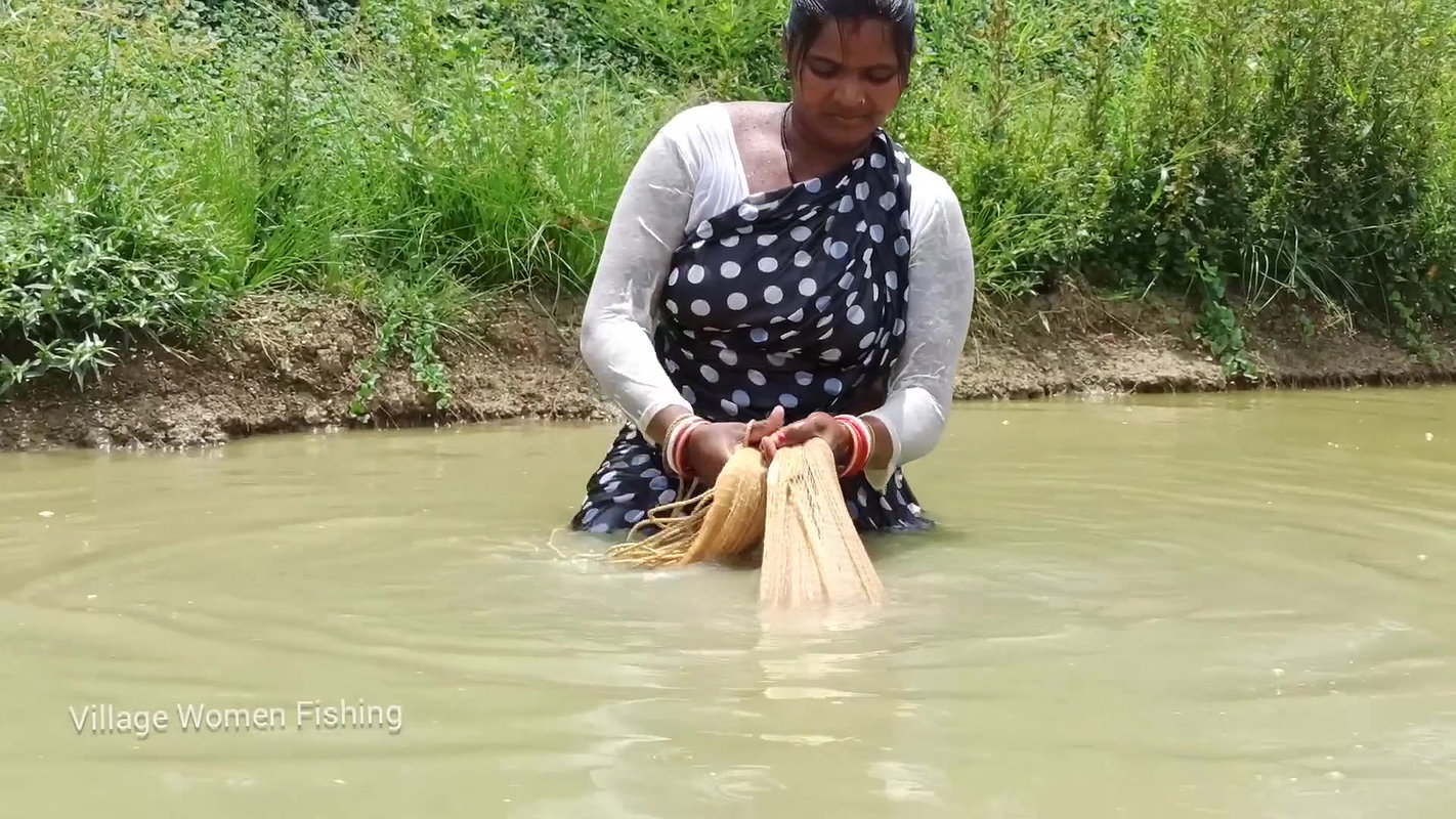 Amazing village women net fishing video   Mouni fi