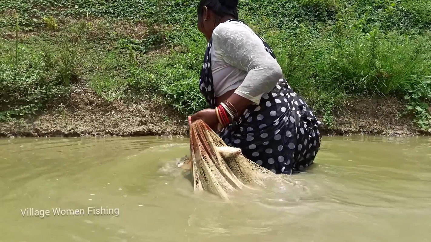 Amazing village women net fishing video   Mouni fi