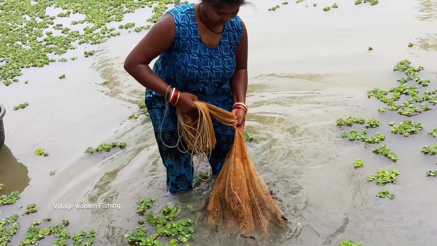 Amazing Village women net fishing   Big Fish