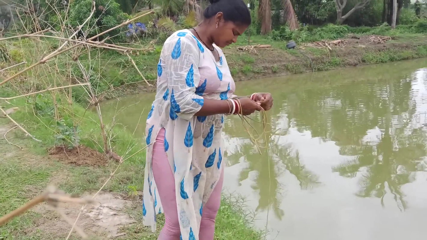 Amazing village women net fishing   Big Piranha fi