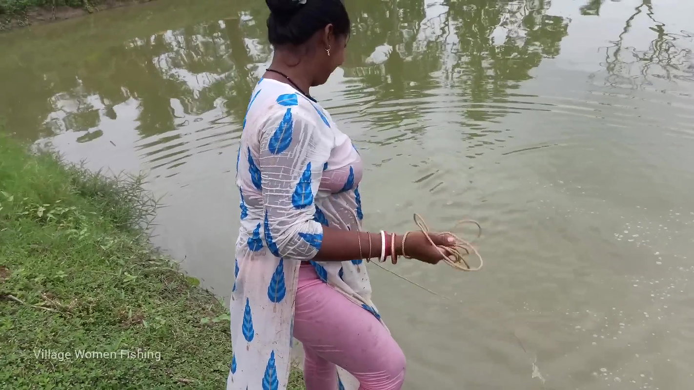 Amazing village women net fishing   Big Piranha fi