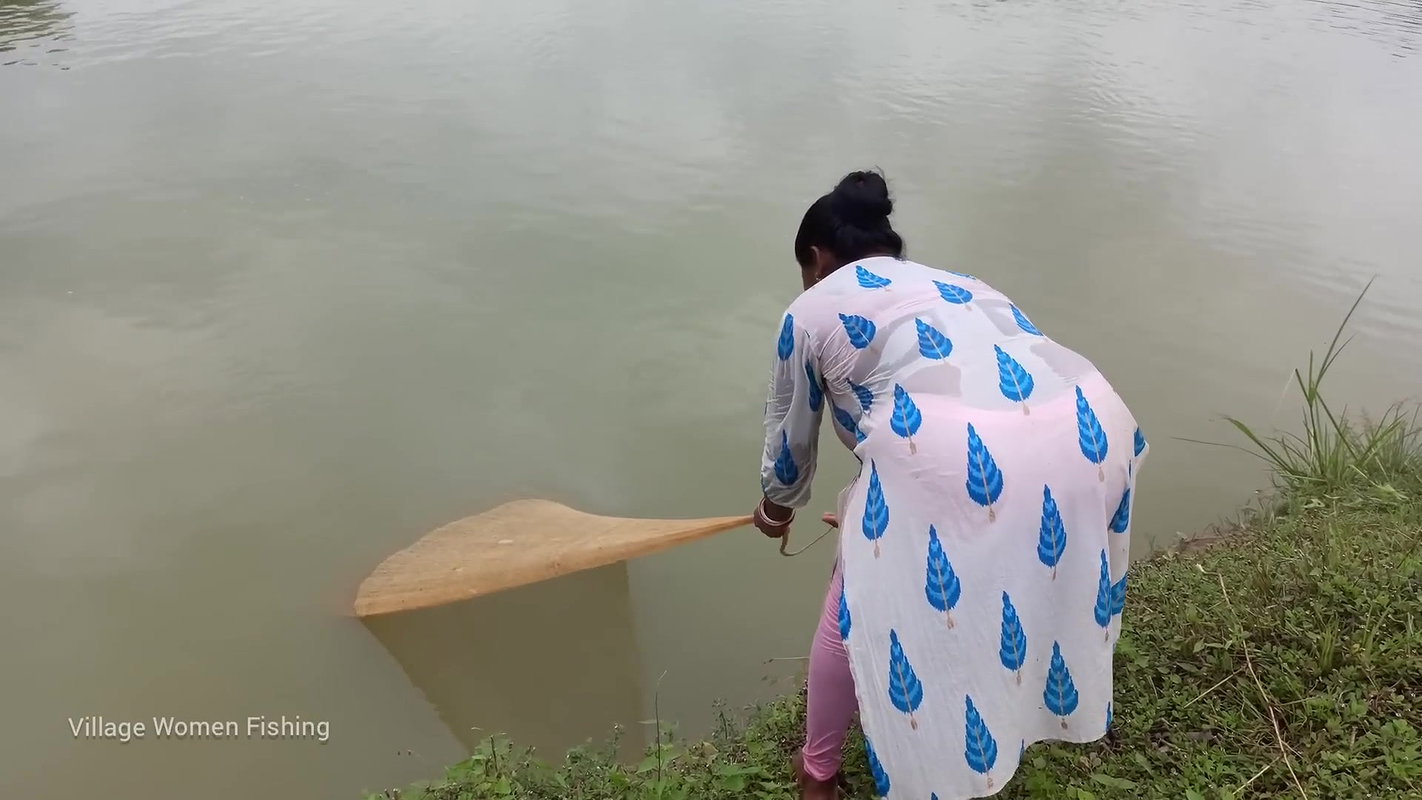 Amazing village women net fishing   Big Piranha fi