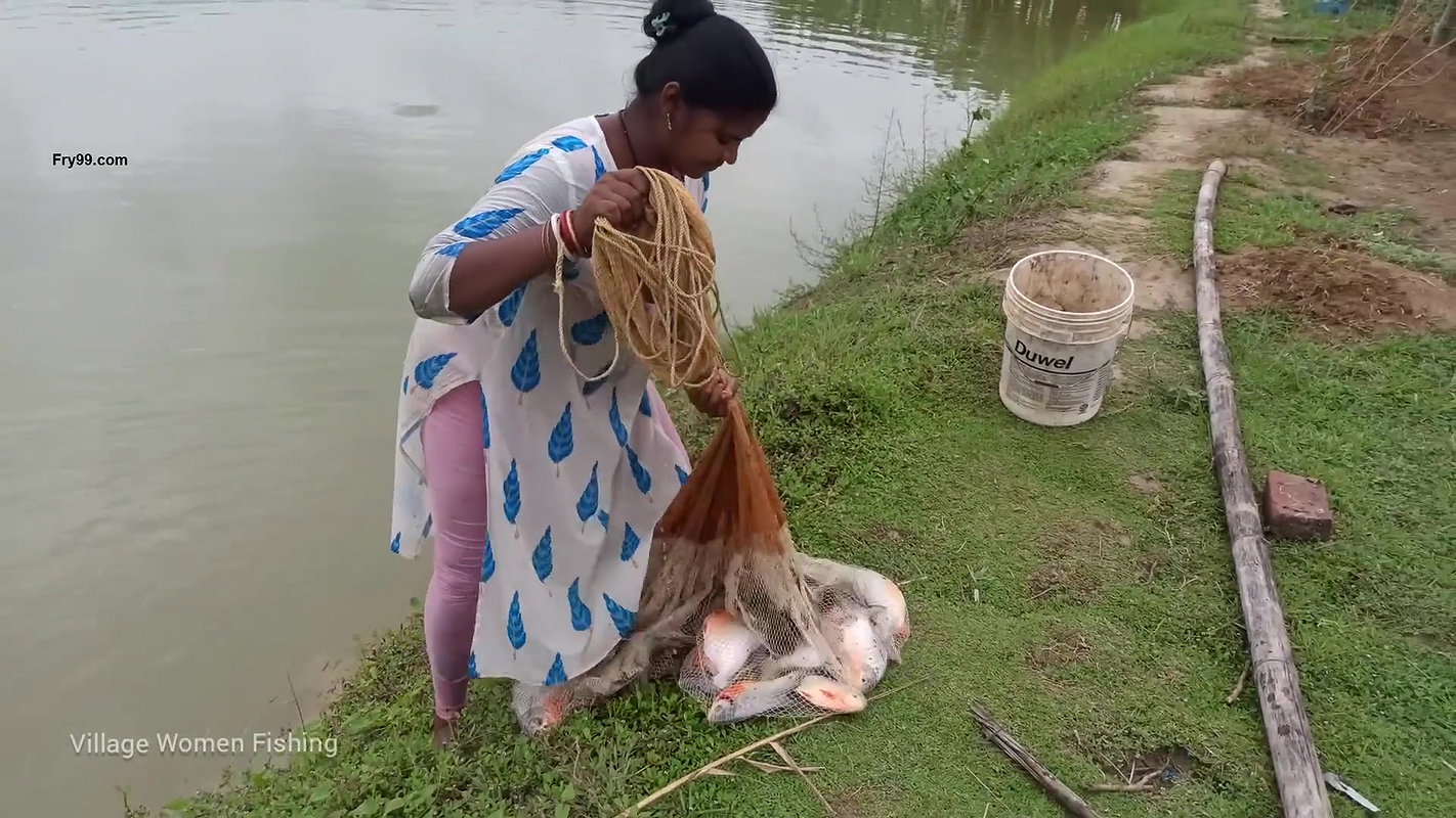 Amazing village women net fishing   Big Piranha fi