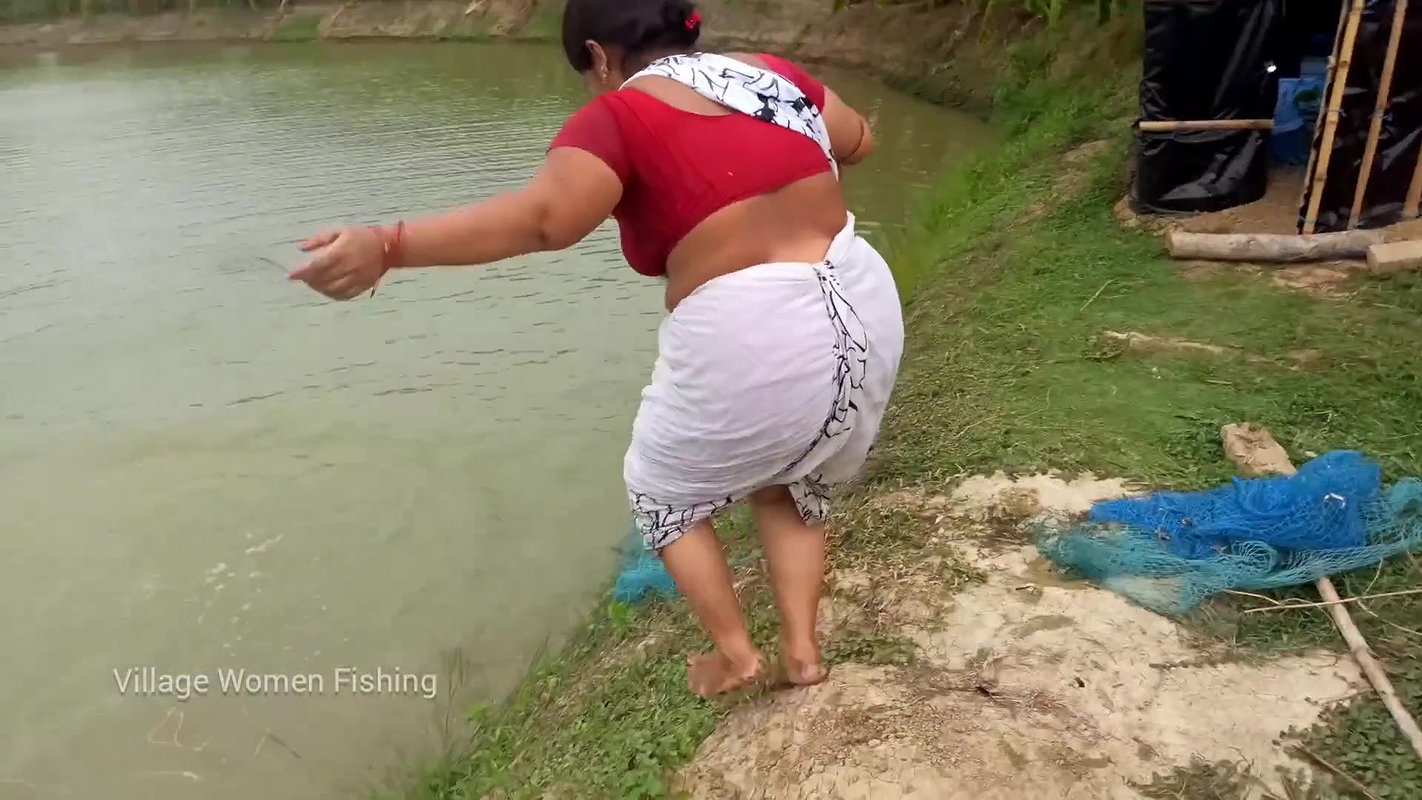 Amazing Village women net fishing   In fish pond