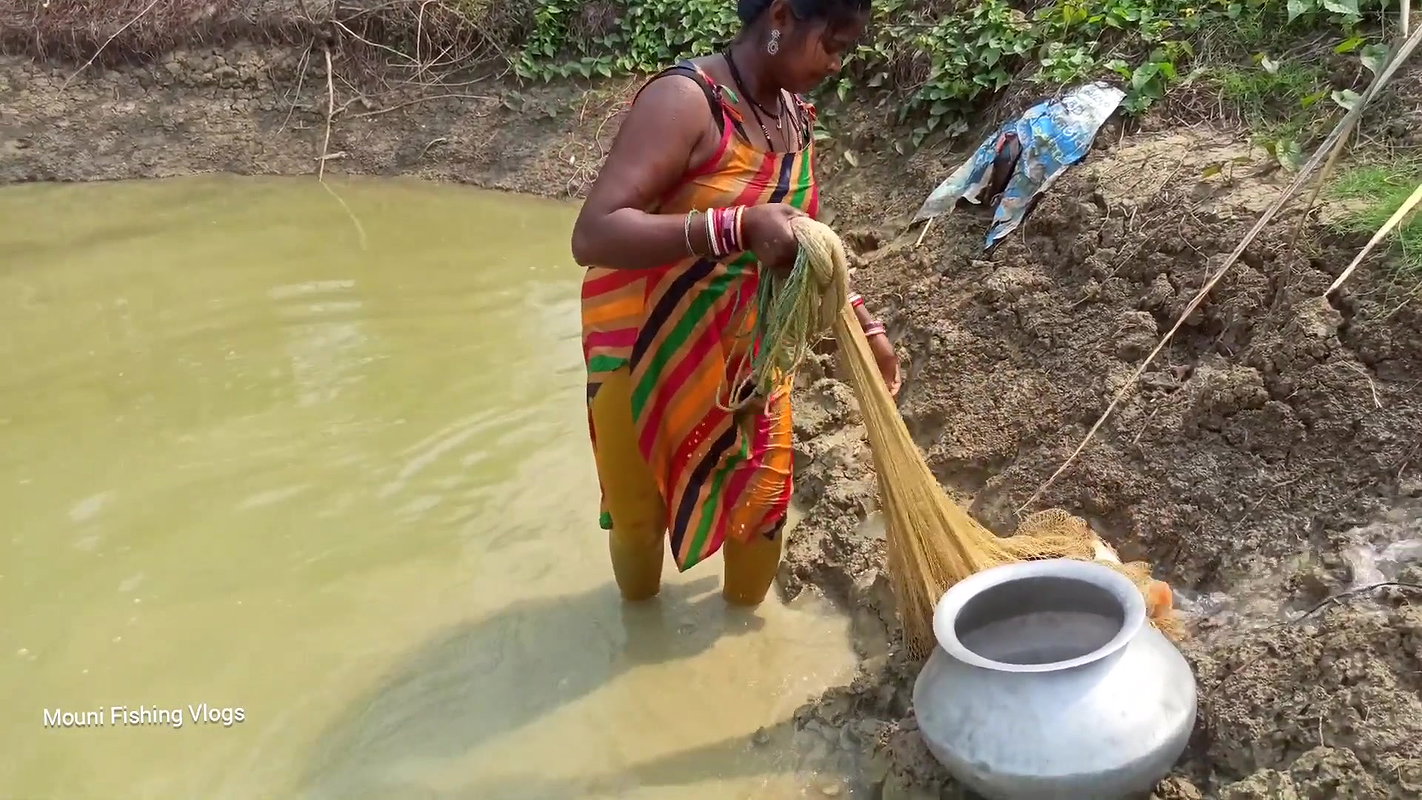 Amazing Village Women Net fishing   Mouni catching