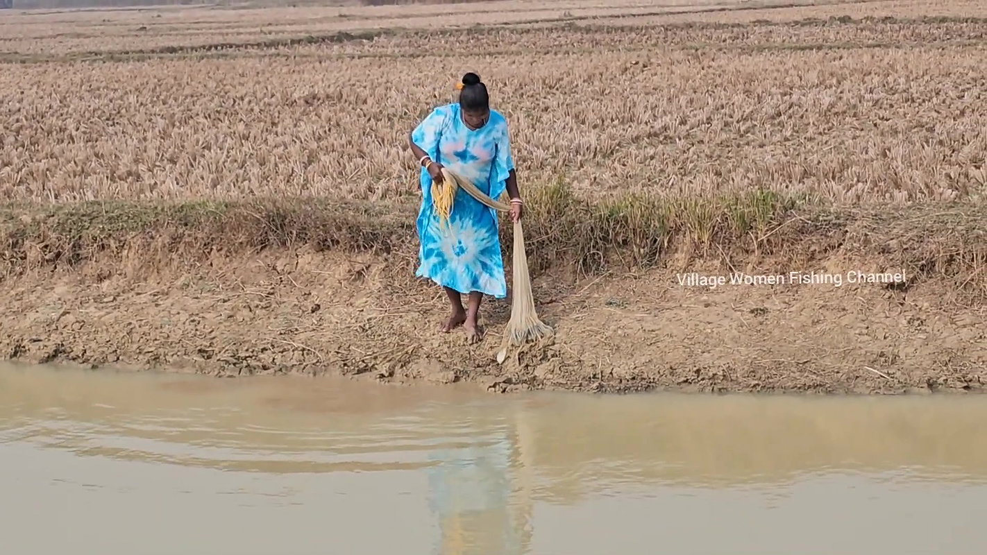 Amazing Village Women Net Fishing    Mouni Fishing