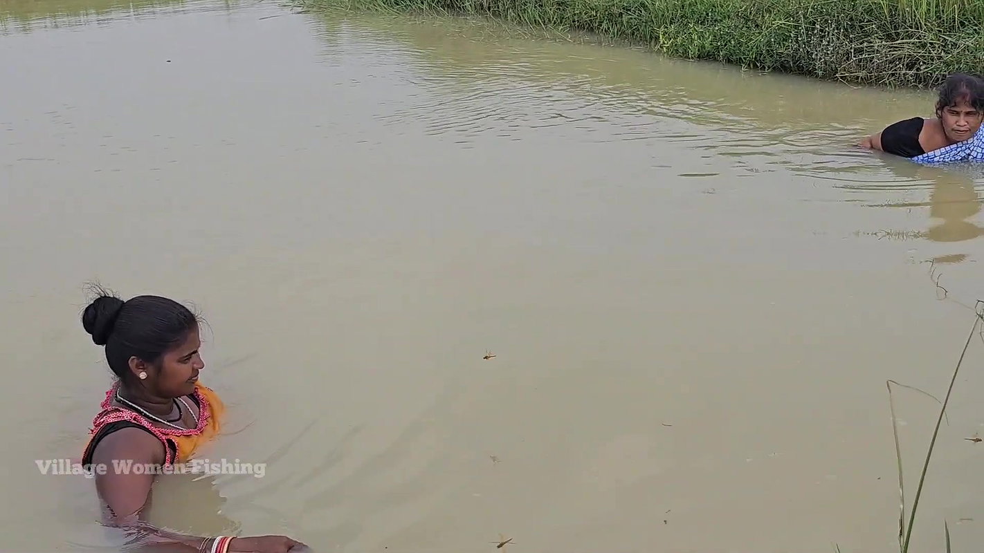 Amazing Village Women Net Fishing    Village Women