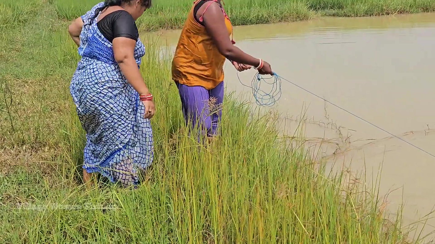 Amazing Village Women Net Fishing    Village Women