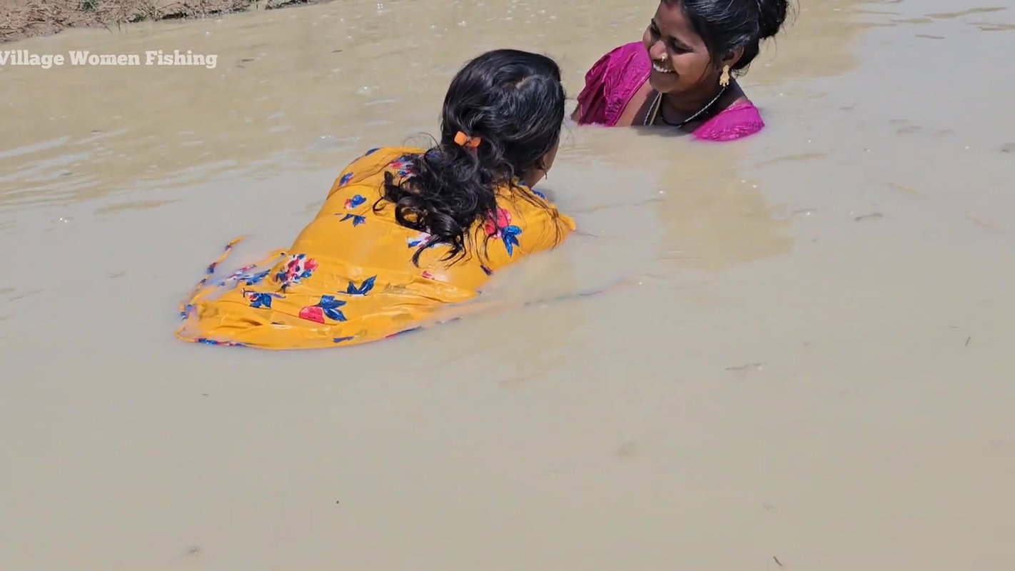 Amazing Village Women New Mud Water Fishing video