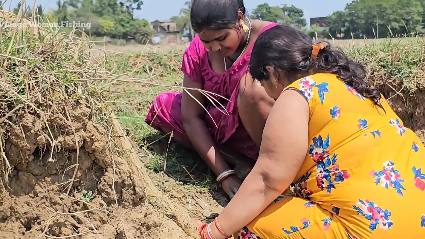 Amazing Village Women New Mud Water Fishing video