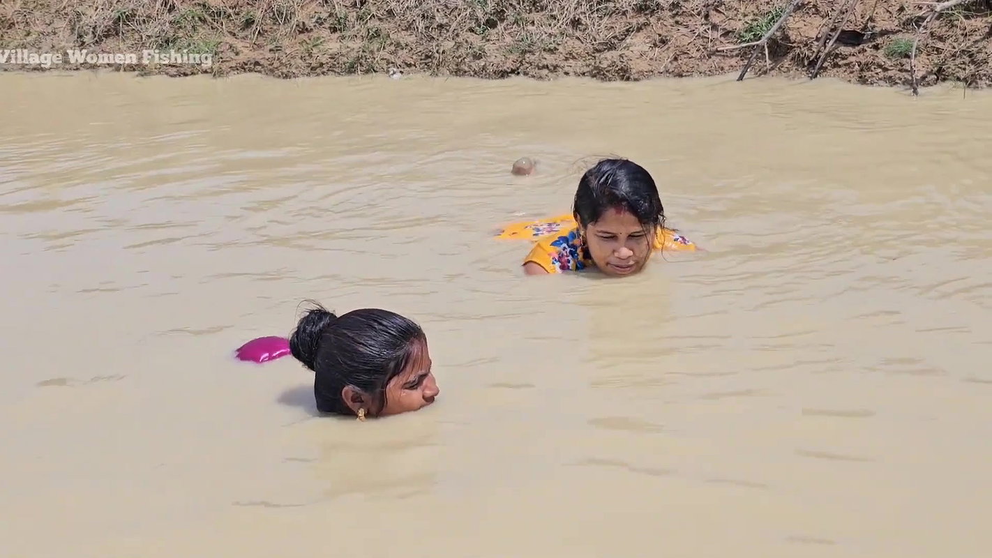 Amazing Village Women New Mud Water Fishing video
