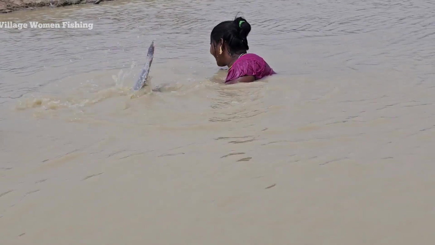 Amazing Village Women New Mud Water Fishing video