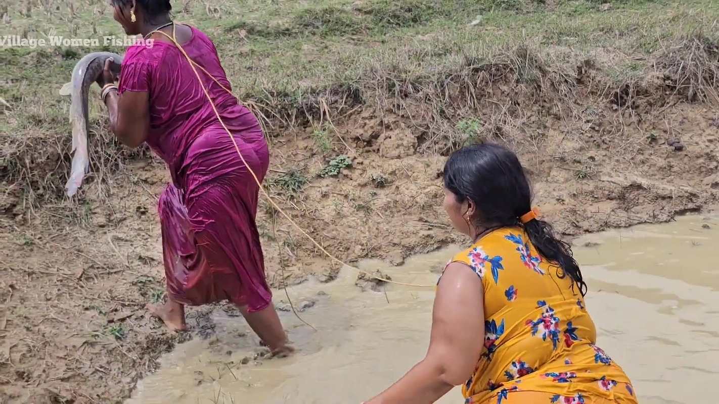 Amazing Village Women New Mud Water Fishing video