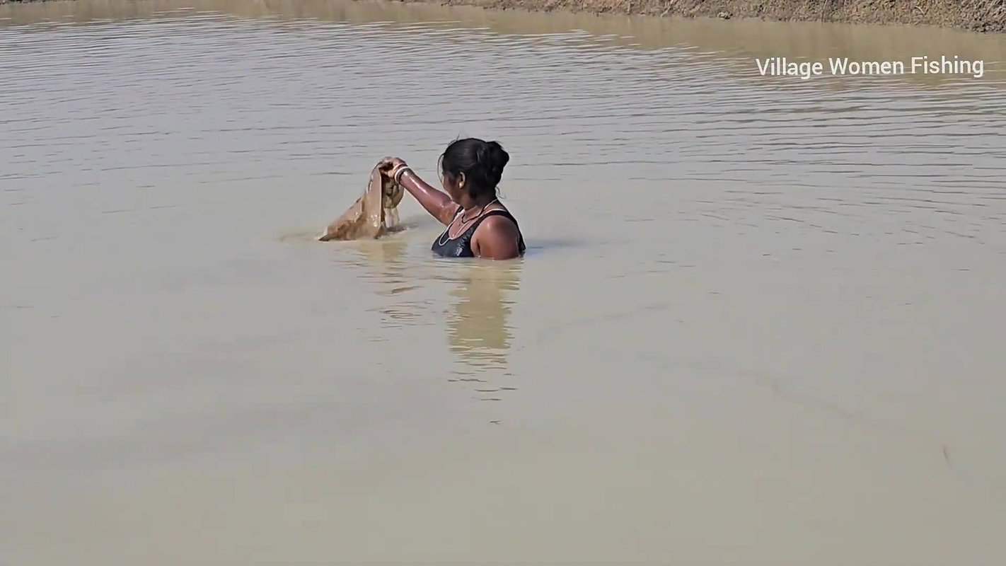 Amazing Village Women New Net fishing video    Mou