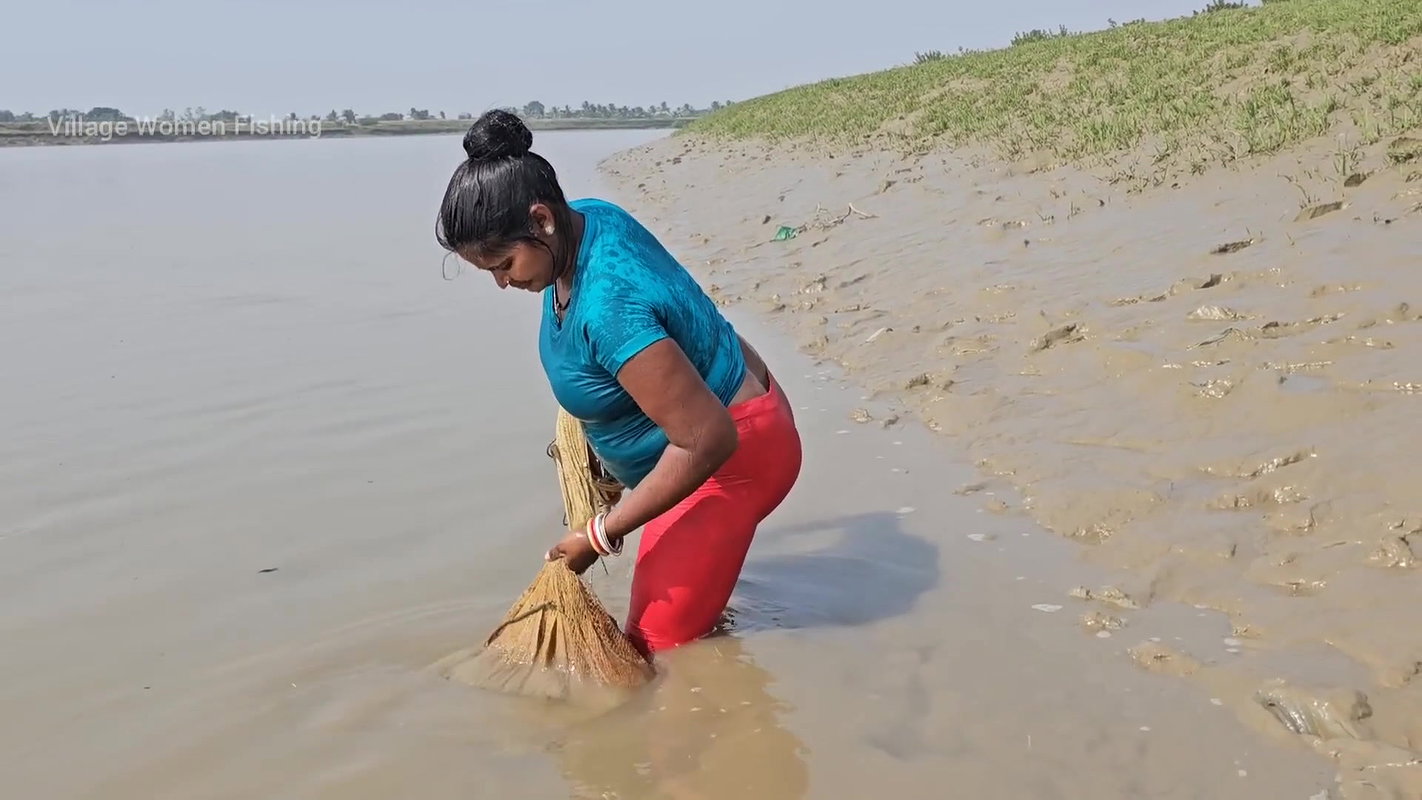 Amazing Village Women New Shore Fishing video    M