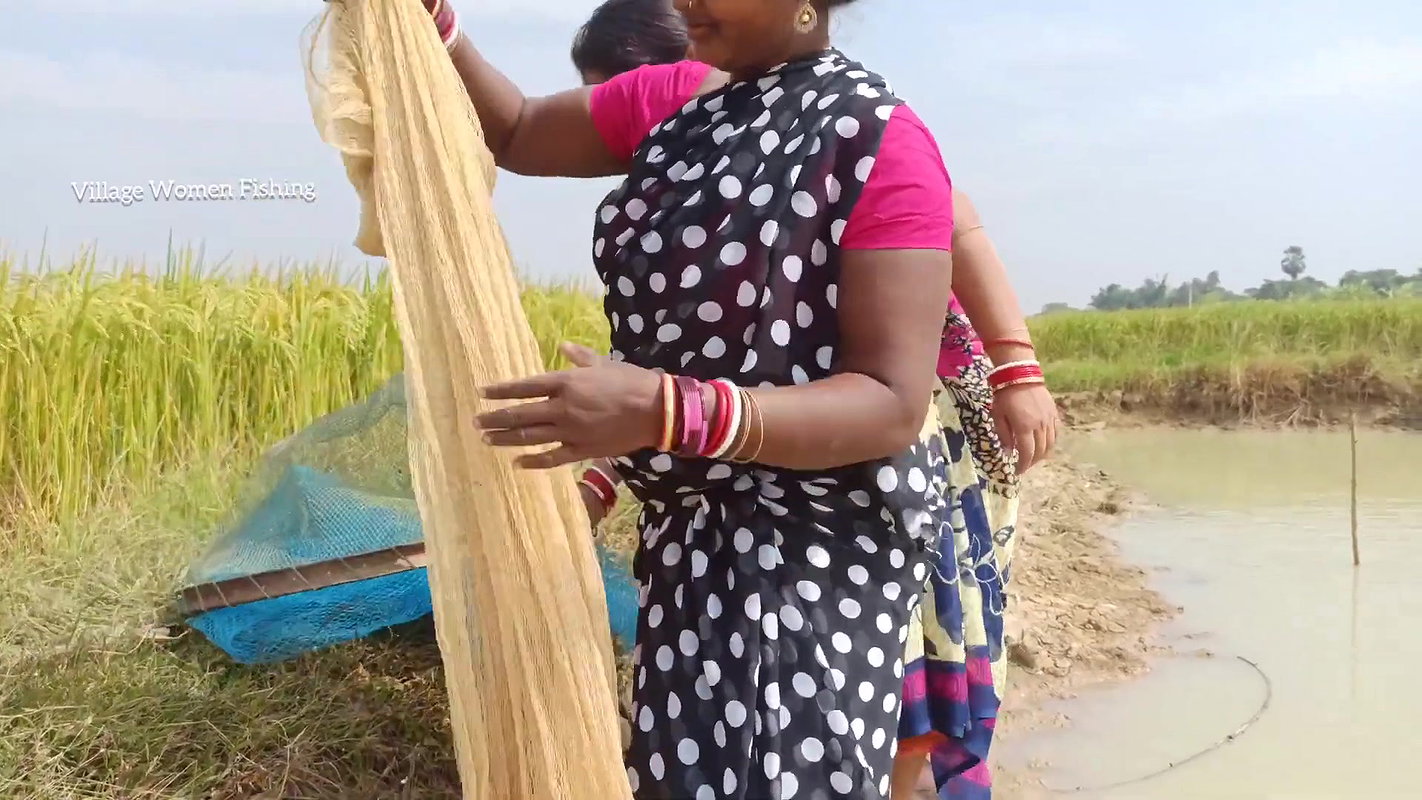 Amazing Village Women Traditional Hand Fishing   B