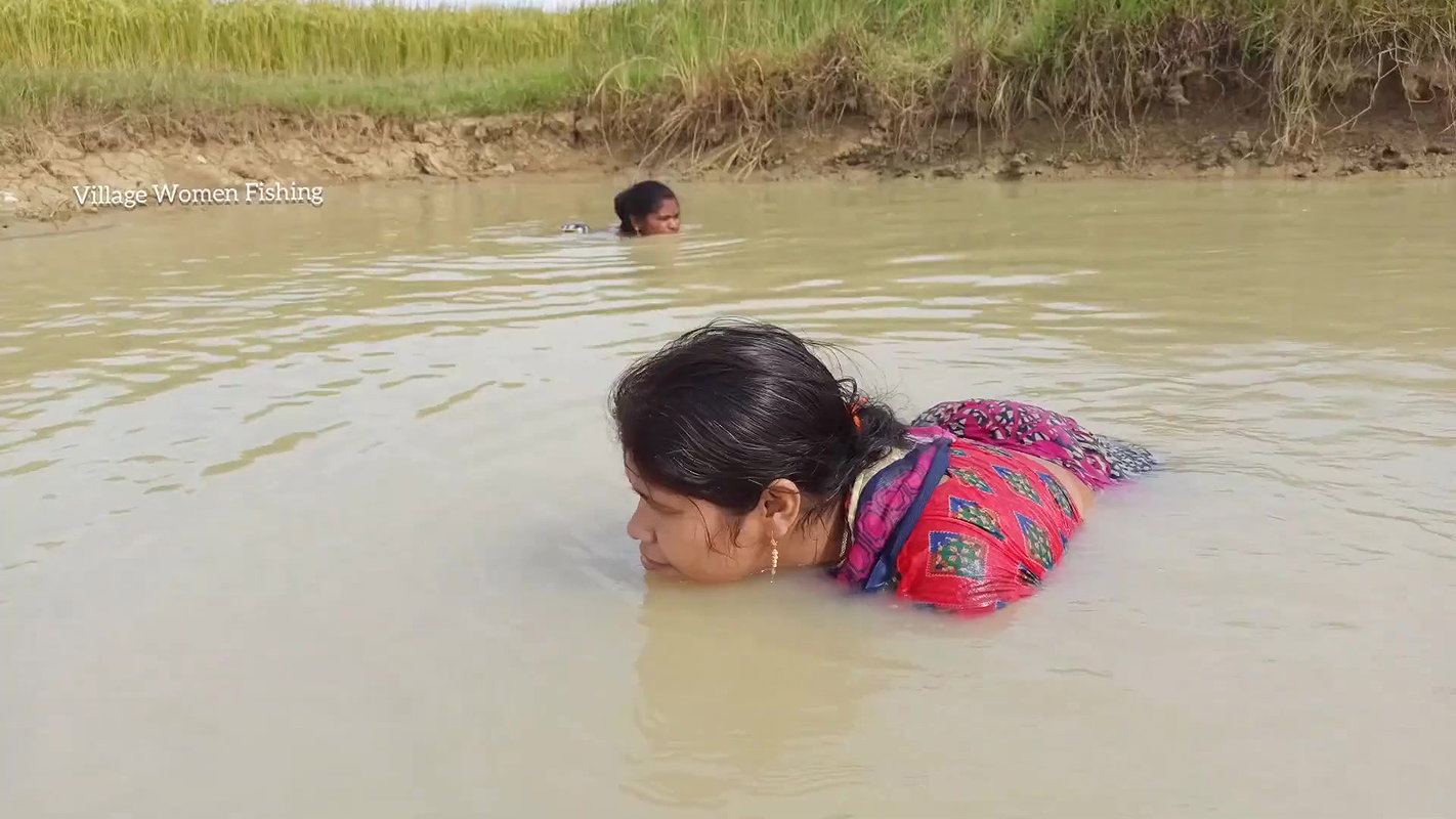 Amazing Village Women Traditional Hand Fishing   B