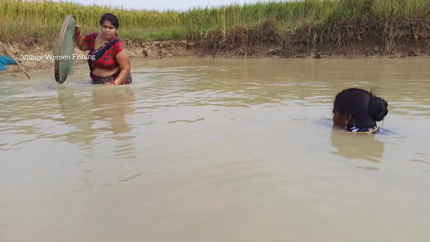 Amazing Village Women Traditional Hand Fishing   B
