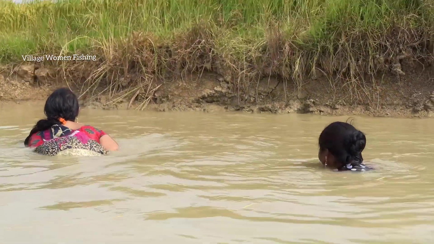 Amazing Village Women Traditional Hand Fishing   B