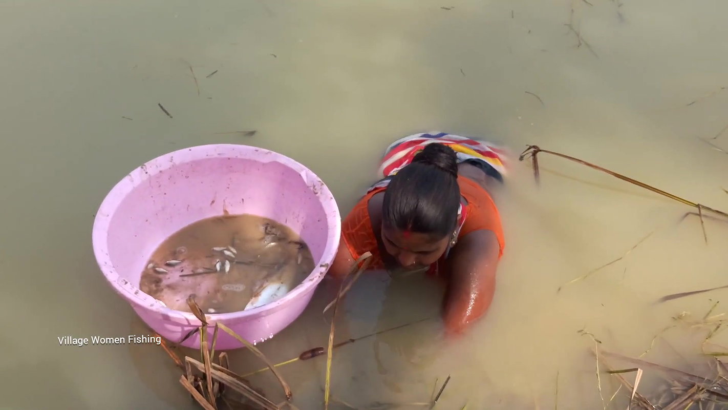 Amazing Village Women Traditional Hand fishing   M