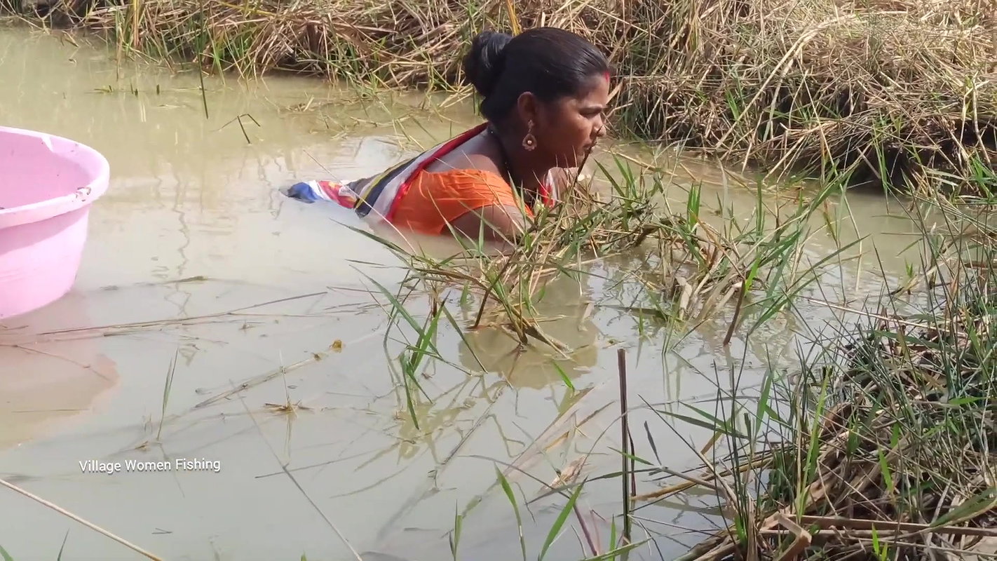Amazing Village Women Traditional Hand fishing   M