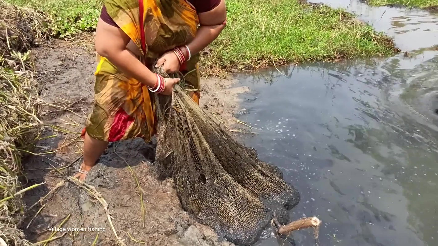 Amazing Village Women traditional hand fishing
