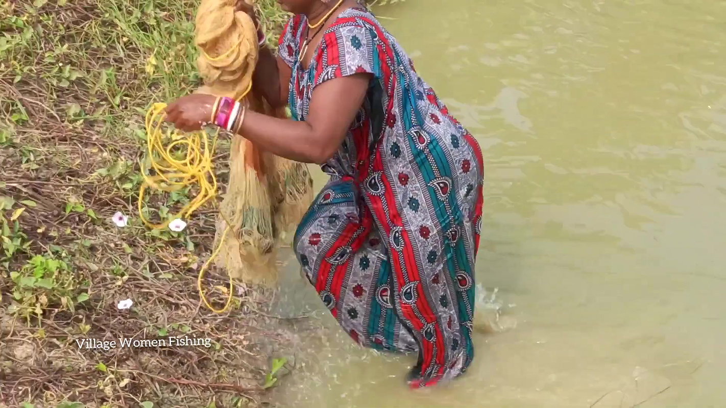 Amazing Village Women Traditional Net Fishing   Vi