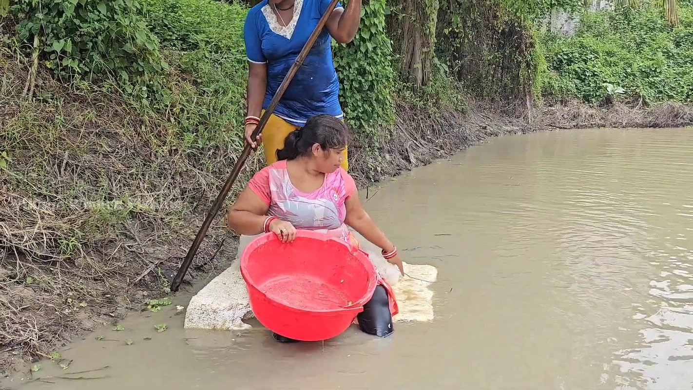Amazing Village Women unique Fishing technique