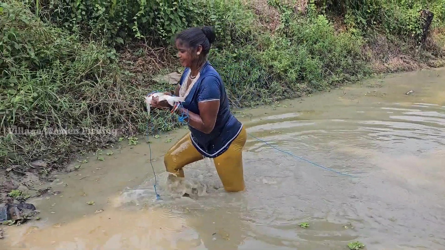 Amazing Village Women unique Fishing technique