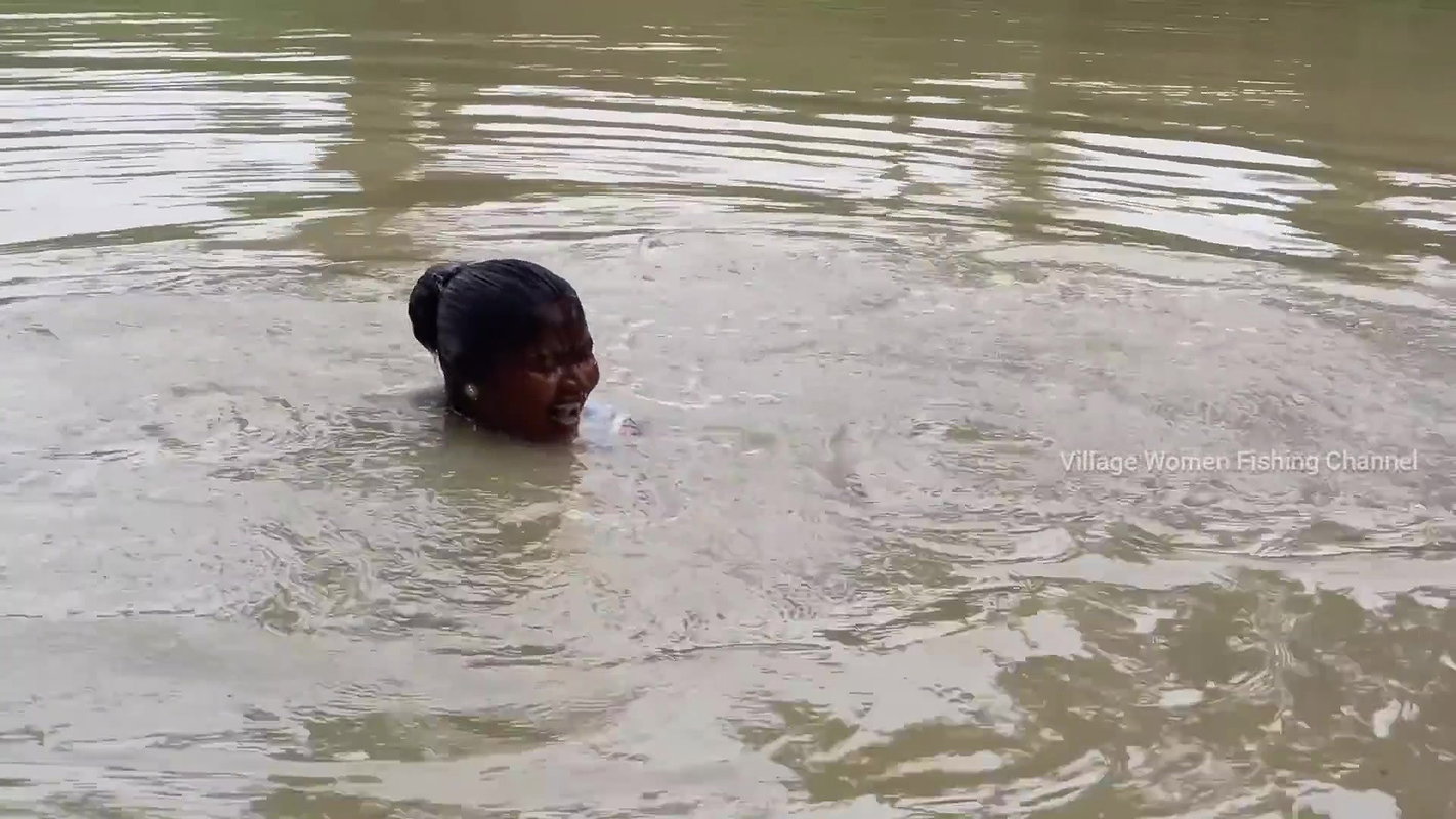 Amazing Village women Unique Fishing    Mouni fish