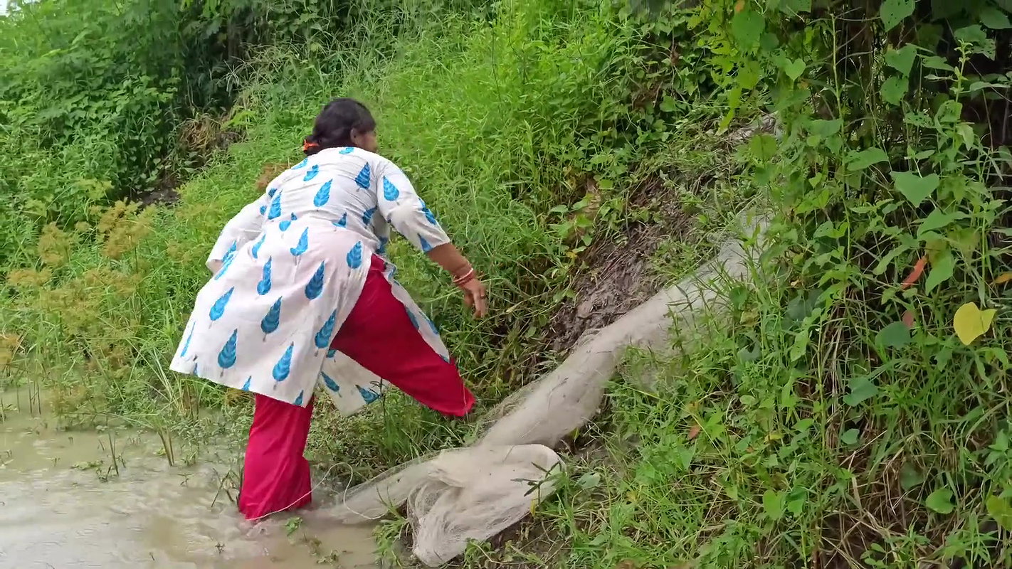 Amazing Village women Unique Fishing    Mouni fish