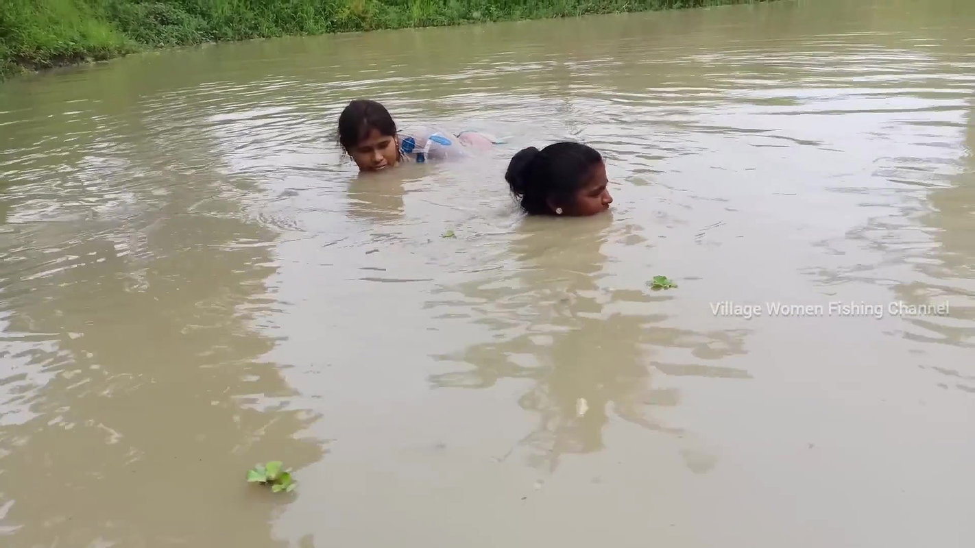 Amazing Village women Unique Fishing    Mouni fish
