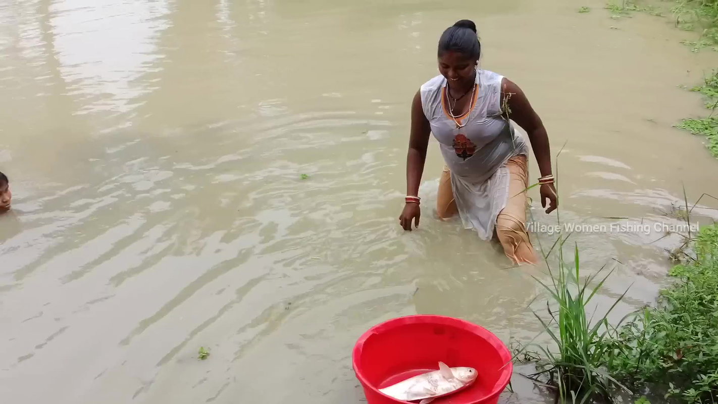 Amazing Village women Unique Fishing    Mouni fish