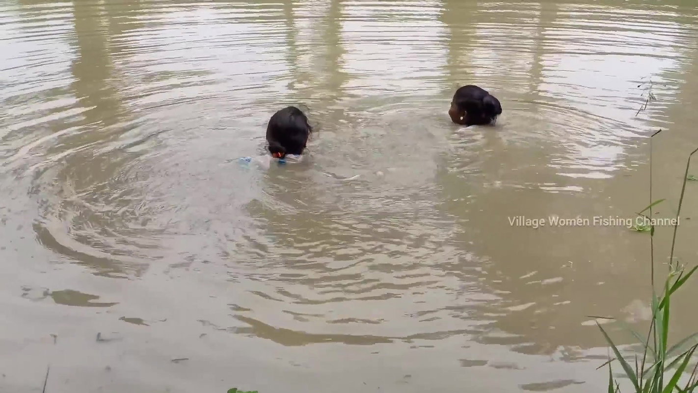Amazing Village women Unique Fishing    Mouni fish