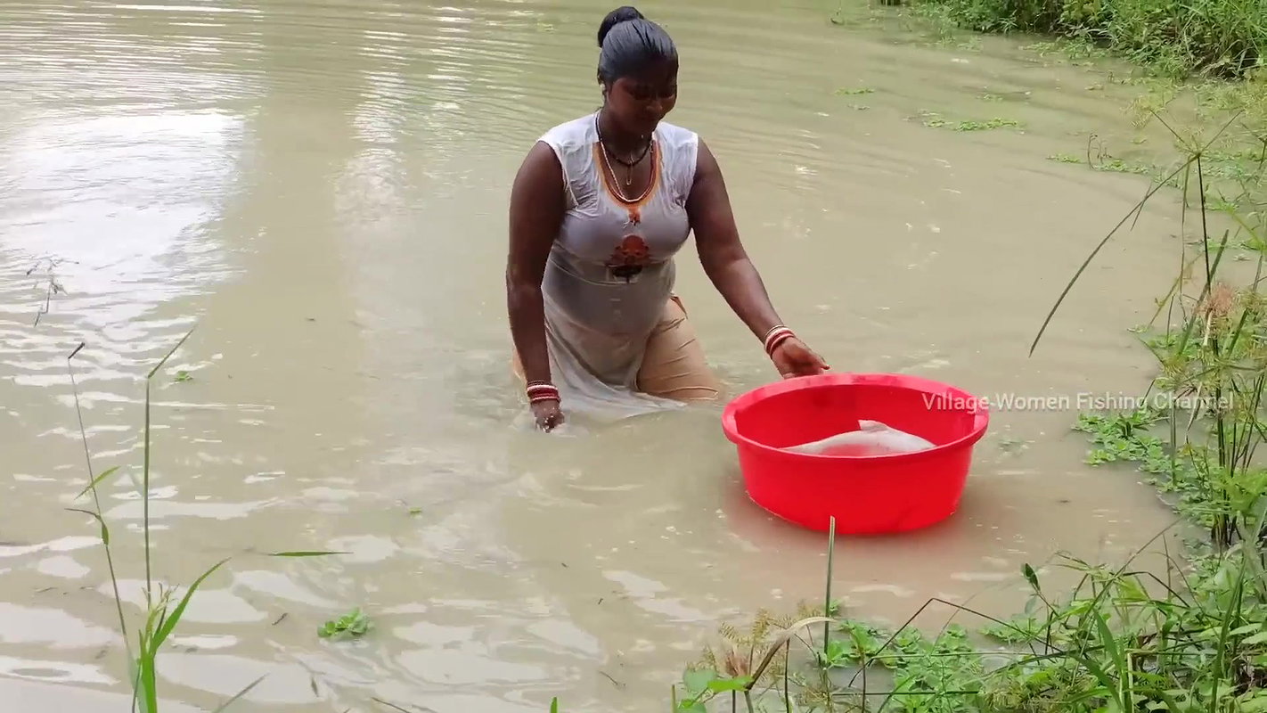 Amazing Village women Unique Fishing    Mouni fish