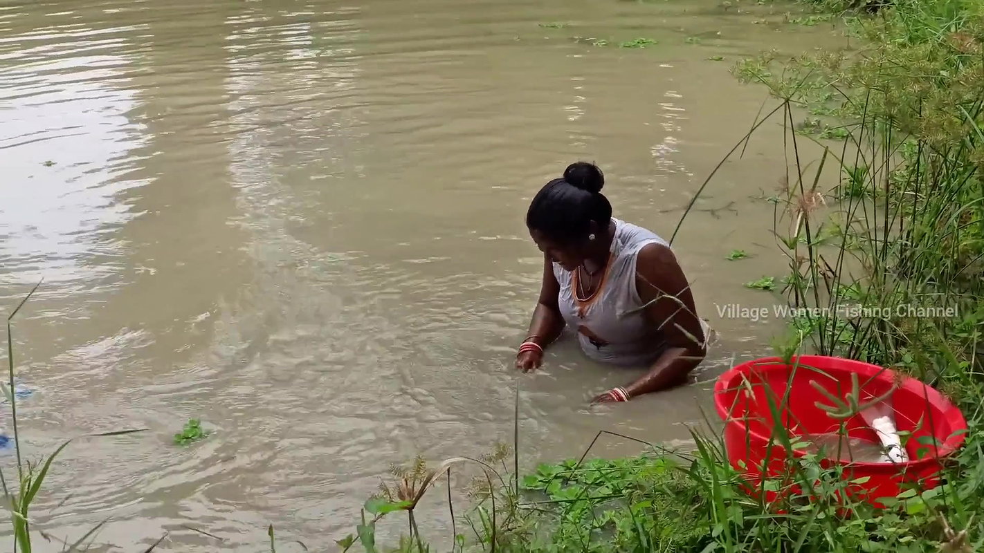 Amazing Village women Unique Fishing    Mouni fish