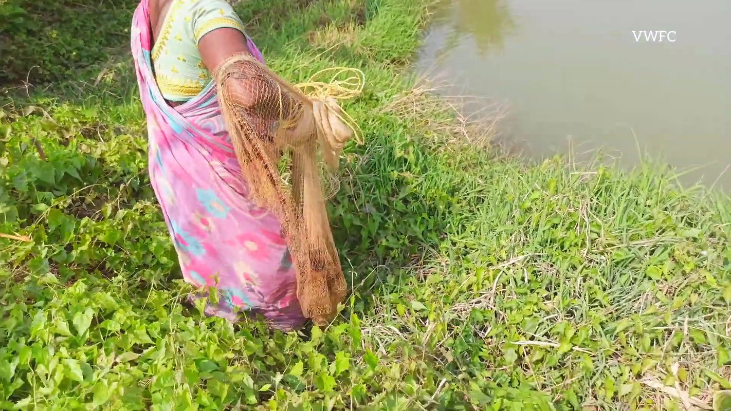 Amazing woman Net Fishing    village women fishing