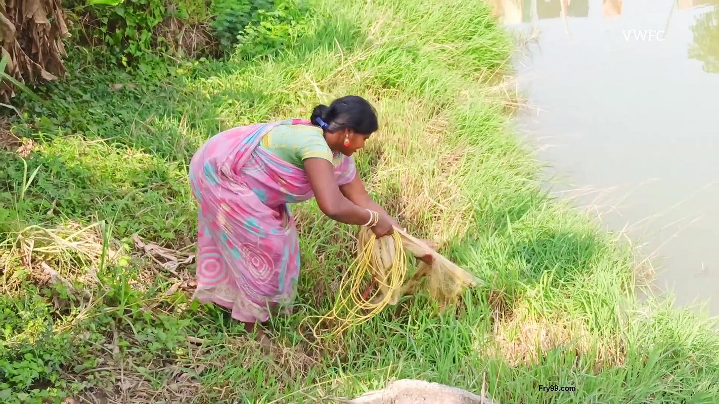 Amazing woman Net Fishing    village women fishing