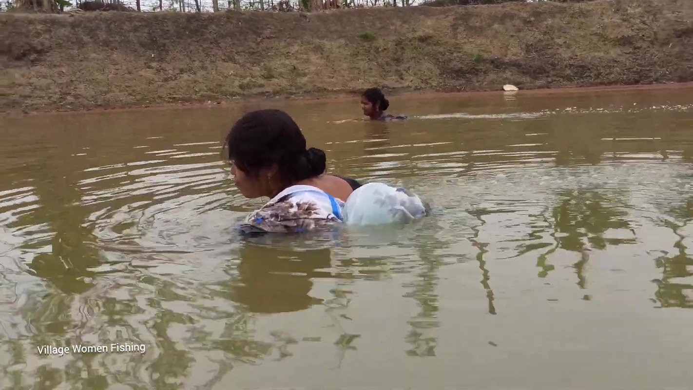 Amazing গ্রামের বৌদি আশ্চর্যজনক জাল মাছ ধরার ভিডিও