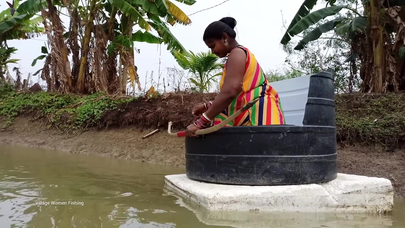 Arrow Fishing by Village women   Mouni Fishing wit